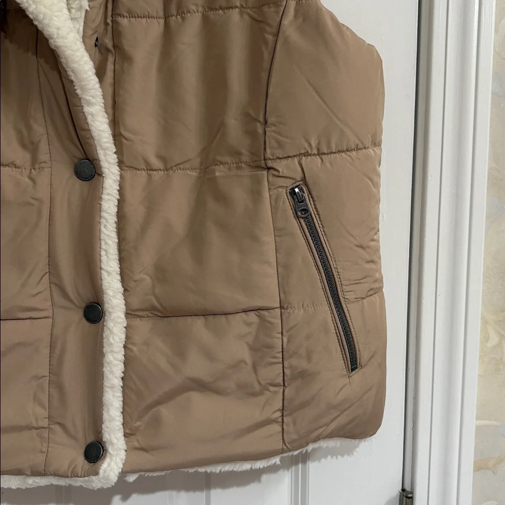 Lucky Brand Reversible Cream Sherpa/Tan Polyester Vest - Picture 6 of 12